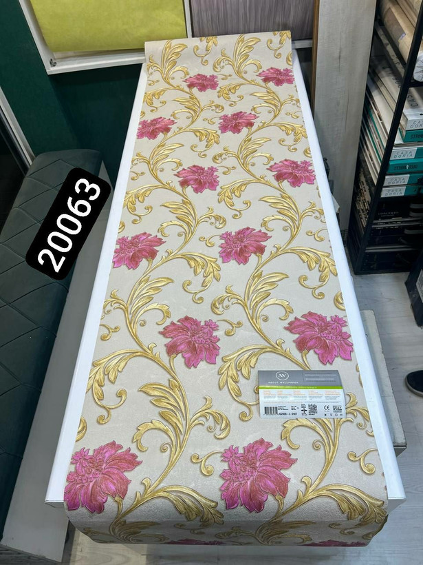 کاغذدیواری کلاسیک گلدار طلایی با گلهای زرشکی برجسته کد ۲۰۰۶۳