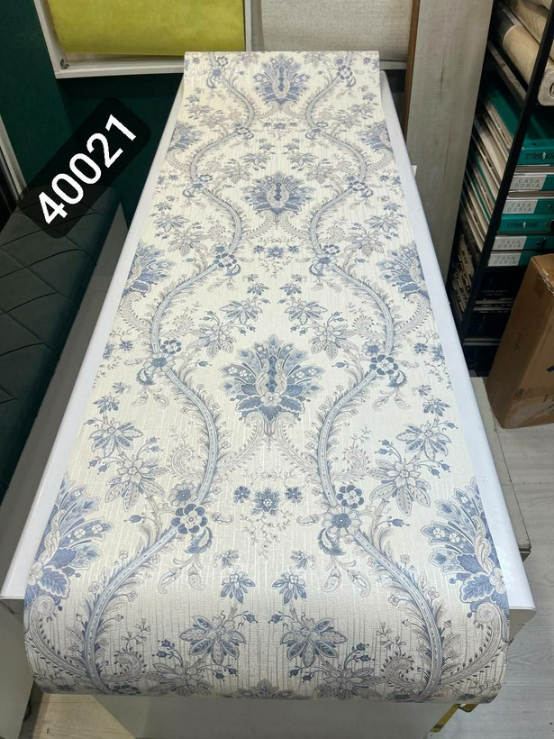 کاغذ دیواری آلفا کد 40021 طرح داماسک کلاسیک آبی کرم